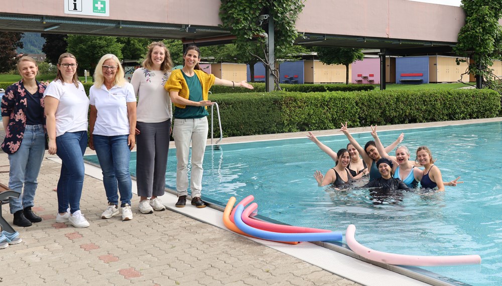 Schwimmen lernen im Freibad Tivoli: Fünf Teilnehmerinnen mit (v.l.) Ann-Kathrin Lehmann (TSD), Patricia Plhak (Strategie und Integration), Rita Scherer (IKB), Christina Köhle (Schwimmschule „Schwimmwerk“) und Integrationsstadträtin Janine Bex.
Insgesamt nehmen 25 Frauen, Männer und Jugendliche an den Schwimmkursen im Juni teil.