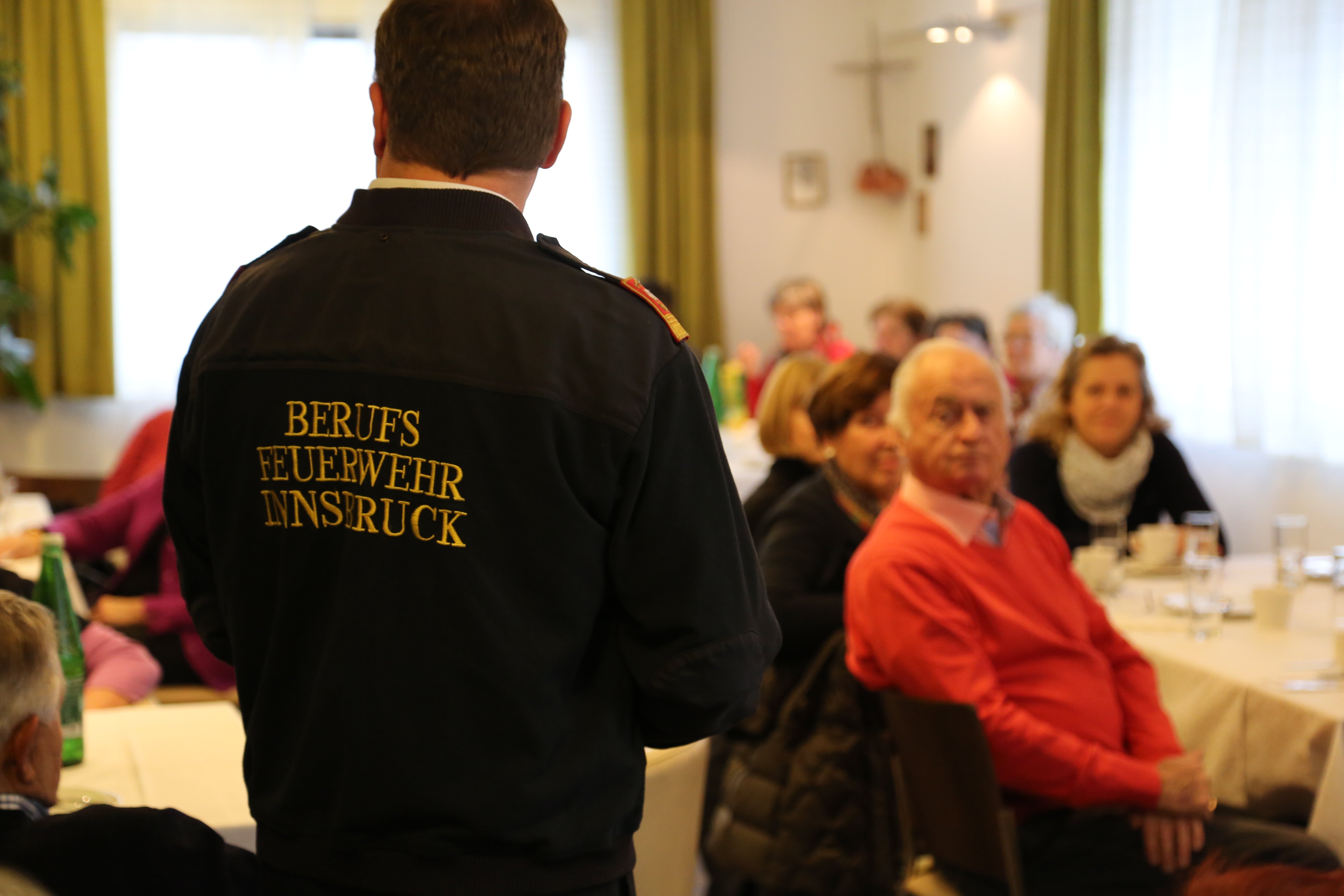 Branddirektor Erwin Reichl stellte die Berufsfeuerwehr Innsbruck vor und erklärte unter anderem, dass die Kantine von den Feuerwehrmännern selbst renoviert wurde.