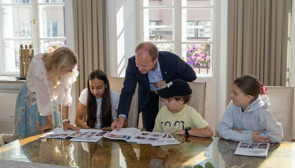Drei junge RedakteurInnen statteten Bürgermeister Johannes Anzengruber und Vizebürgermeisterin Elisabeth Mayr einen besonderen Besuch ab – und brachten ihre eigene Zeitung mit: "Kinderstimme Innsbruck – Die Zeitung für Kinderbeteiligung" informiert zu allen Themen, die Innsbrucker Kinder betreffen. Auf 15 Seiten finden sich spannende Artikel von SchülerInnen, darunter auch ein Interview mit Innsbrucks Bürgermeister und Vizebürgermeisterin, mit denen sich die RedakteurInnen Almir, Catharina und Valentina gemeinsam mit Julia Hechenberger (Welt der Kinder) rege austauschten – und bereits die nächste Ausgabe der Zeitung planten.