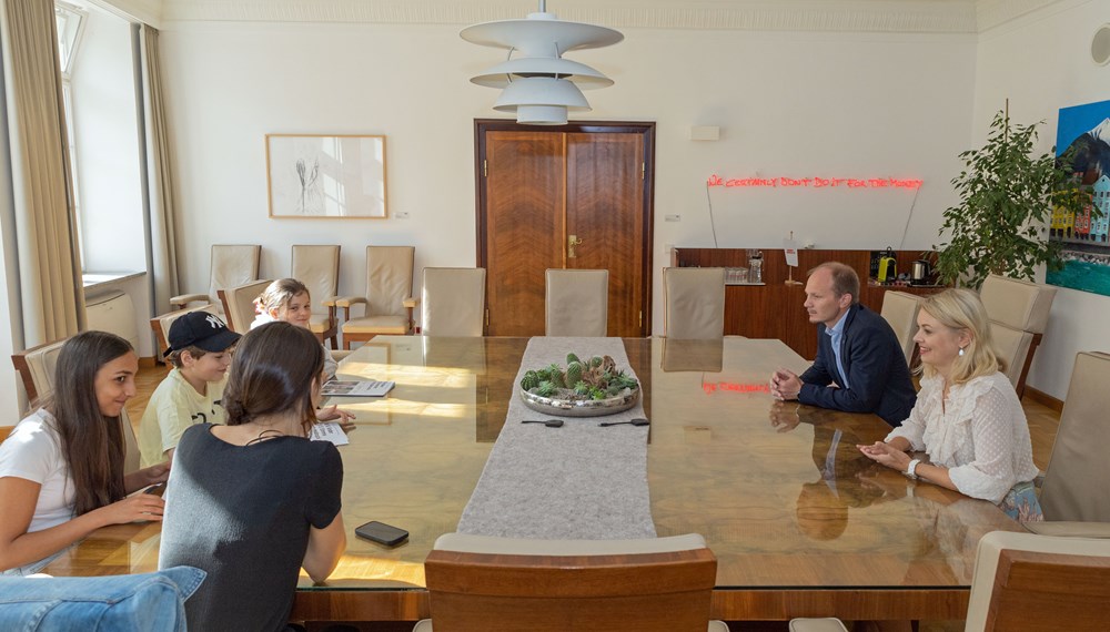Drei junge RedakteurInnen statteten Bürgermeister Johannes Anzengruber und Vizebürgermeisterin Elisabeth Mayr einen besonderen Besuch ab – und brachten ihre eigene Zeitung mit: "Kinderstimme Innsbruck – Die Zeitung für Kinderbeteiligung" informiert zu allen Themen, die Innsbrucker Kinder betreffen. Auf 15 Seiten finden sich spannende Artikel von SchülerInnen, darunter auch ein Interview mit Innsbrucks Bürgermeister und Vizebürgermeisterin, mit denen sich die RedakteurInnen Almir, Catharina und Valentina gemeinsam mit Julia Hechenberger (Welt der Kinder) rege austauschten – und bereits die nächste Ausgabe der Zeitung planten.