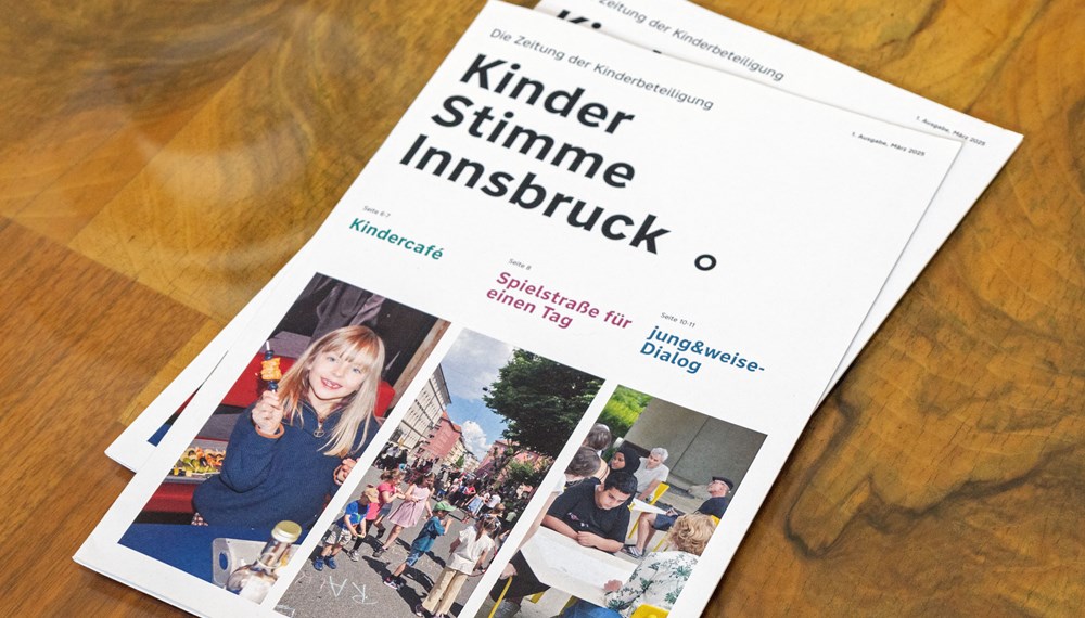 Drei junge RedakteurInnen statteten Bürgermeister Johannes Anzengruber und Vizebürgermeisterin Elisabeth Mayr einen besonderen Besuch ab – und brachten ihre eigene Zeitung mit: "Kinderstimme Innsbruck – Die Zeitung für Kinderbeteiligung" informiert zu allen Themen, die Innsbrucker Kinder betreffen. Auf 15 Seiten finden sich spannende Artikel von SchülerInnen, darunter auch ein Interview mit Innsbrucks Bürgermeister und Vizebürgermeisterin, mit denen sich die RedakteurInnen Almir, Catharina und Valentina gemeinsam mit Julia Hechenberger (Welt der Kinder) rege austauschten – und bereits die nächste Ausgabe der Zeitung planten.