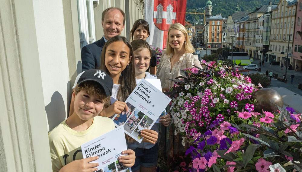 Drei junge RedakteurInnen statteten Bürgermeister Johannes Anzengruber und Vizebürgermeisterin Elisabeth Mayr einen besonderen Besuch ab – und brachten ihre eigene Zeitung mit: "Kinderstimme Innsbruck – Die Zeitung für Kinderbeteiligung" informiert zu allen Themen, die Innsbrucker Kinder betreffen. Auf 15 Seiten finden sich spannende Artikel von SchülerInnen, darunter auch ein Interview mit Innsbrucks Bürgermeister und Vizebürgermeisterin, mit denen sich die RedakteurInnen Almir, Catharina und Valentina gemeinsam mit Julia Hechenberger (Welt der Kinder) rege austauschten – und bereits die nächste Ausgabe der Zeitung planten.