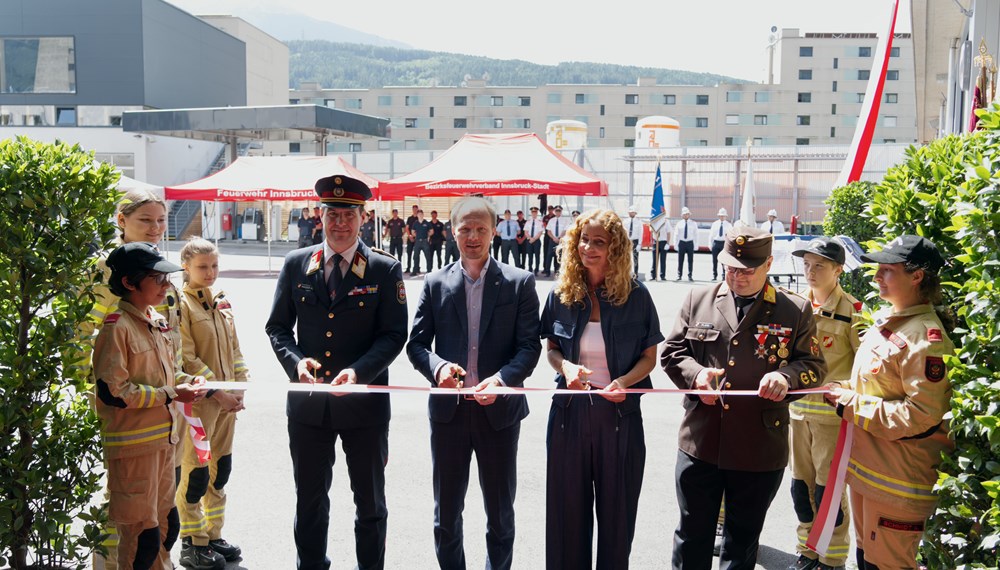 Landesrätin Eva Pawlata (4.v.r.), Bürgermeister Johannes Anzengruber (m.), Branddirektor Helmut Hager (4.v.l.) und Bezirks-Feuerwehrkommandant Helmut Plank (3.v.r.) schnitten das symbolische Band zur Eröffnung des Neubaus durch.