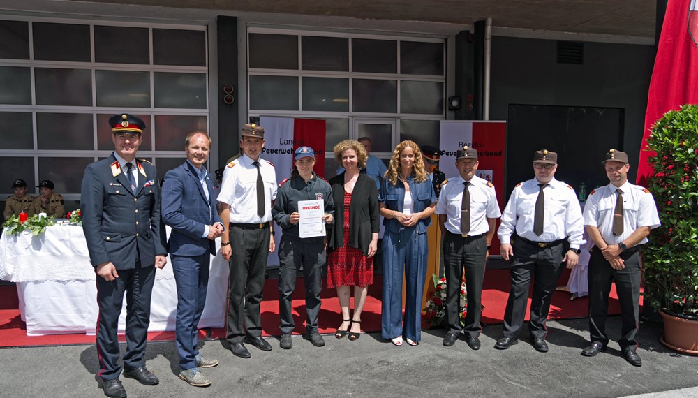 Ehrung für Nadja Flemming (4.v.l.): Für die Einsätze nach dem Hochwasser in Rust im Tullnerfeld (Niederösterreich), bei denen die Berufsfeuerwehr Innsbruck im Herbst 2024 zur Unterstützung herangezogen wurde, wurde die Innsbrucker Berufsfeuerwehrfrau mit einer Auszeichnung des Landes Niederösterreich geehrt.