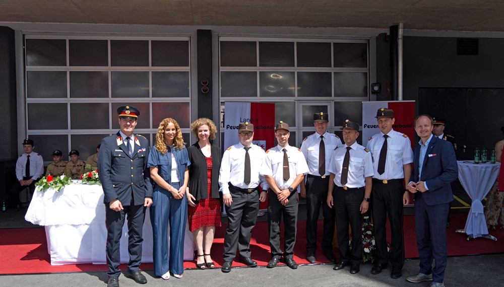 (v.l.n.r.) Branddirektor Helmut Hager, Landesrätin Eva Pawlata, Magistratsdirektorin Gabriele Herlitschka, Bezirks-Feuerwehrkommandant OBR Helmut Plank, Bezirks-Feuerwehrkommandant-Stellvertreter Josef Liebl, Landesfeuerwehrkommandant-Stellvertreter Hannes Mayr, Landesfeuerwehrkommandant Jakob Unterladstätter, Landesfeuerwehrinspektor René Staudacher und Innsbrucks Bürgermeister Johannes Anzengruber freuten sich bei der Eröffnung.