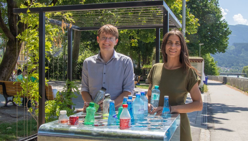 Stadträtin Janine Bex und Amtsleiter Michael Deflorian (Amt für eine klimaneutrale Stadt) präsentieren die neuen Pfandinseln an der Franz-Gschnitzer-Promenade. Weitere Sammelstellen folgen in den kommenden Wochen.