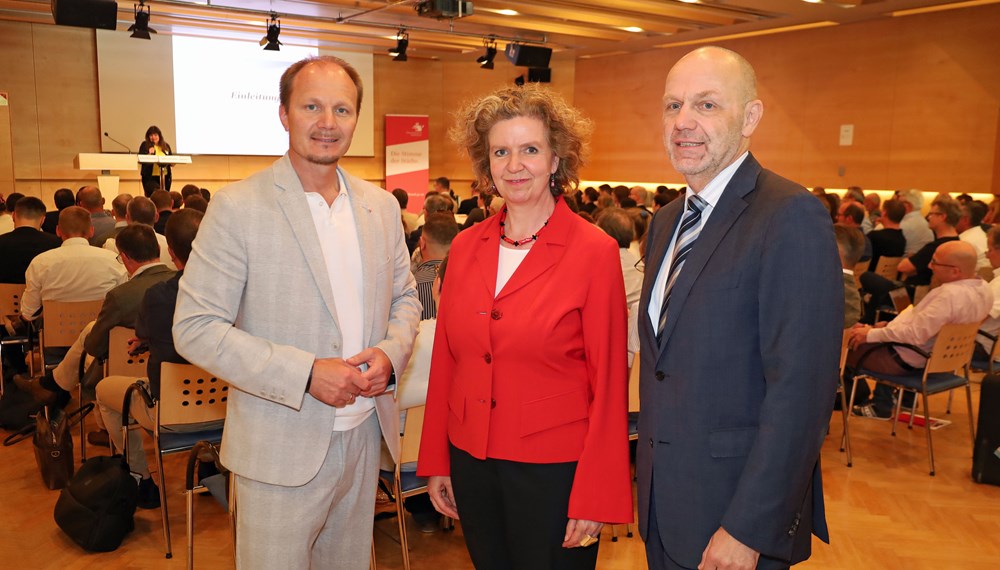 Am 17. und 18. Juni stand bei der Jahrestagung der öffentlichen Datenschutzbeauftragten in Innsbruck der Datenschutz im Fokus: Der Umgang mit der Datenschutzgrundverordnung (DSGVO) in Zeiten von Künstlicher Intelligenz, Entscheidungen der Datenschutzbehörde und des Bundesverwaltungsgerichts (BVwG), der Leitfaden der Datenschutzbehörde zum Informationsfreiheitsgesetz und die neue KI-Servicestelle der RTR-GmbH. Organisiert wurde die Tagung vom Österreichischen Städtebund, der Datenschutzbehörde und dem Bundeskanzleramt. Im Bild: Bürgermeister Johannes Anzengruber, Magistratsdirektorin Gabriele Herlitschka und Städtebund-Generalsekretär Thomas Weninger.
