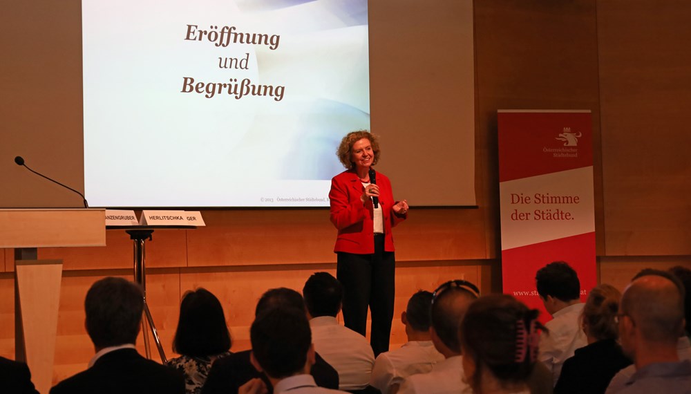 Am 17. und 18. Juni stand bei der Jahrestagung der öffentlichen Datenschutzbeauftragten in Innsbruck der Datenschutz im Fokus: Der Umgang mit der Datenschutzgrundverordnung (DSGVO) in Zeiten von Künstlicher Intelligenz, Entscheidungen der Datenschutzbehörde und des Bundesverwaltungsgerichts (BVwG), der Leitfaden der Datenschutzbehörde zum Informationsfreiheitsgesetz und die neue KI-Servicestelle der RTR-GmbH. Organisiert wurde die Tagung vom Österreichischen Städtebund, der Datenschutzbehörde und dem Bundeskanzleramt. Im Bild: Bürgermeister Johannes Anzengruber, Magistratsdirektorin Gabriele Herlitschka und Städtebund-Generalsekretär Thomas Weninger.