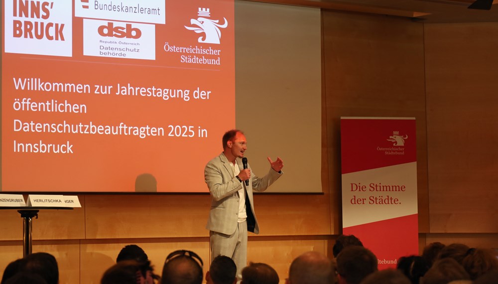 Am 17. und 18. Juni stand bei der Jahrestagung der öffentlichen Datenschutzbeauftragten in Innsbruck der Datenschutz im Fokus: Der Umgang mit der Datenschutzgrundverordnung (DSGVO) in Zeiten von Künstlicher Intelligenz, Entscheidungen der Datenschutzbehörde und des Bundesverwaltungsgerichts (BVwG), der Leitfaden der Datenschutzbehörde zum Informationsfreiheitsgesetz und die neue KI-Servicestelle der RTR-GmbH. Organisiert wurde die Tagung vom Österreichischen Städtebund, der Datenschutzbehörde und dem Bundeskanzleramt. Im Bild: Bürgermeister Johannes Anzengruber, Magistratsdirektorin Gabriele Herlitschka und Städtebund-Generalsekretär Thomas Weninger.