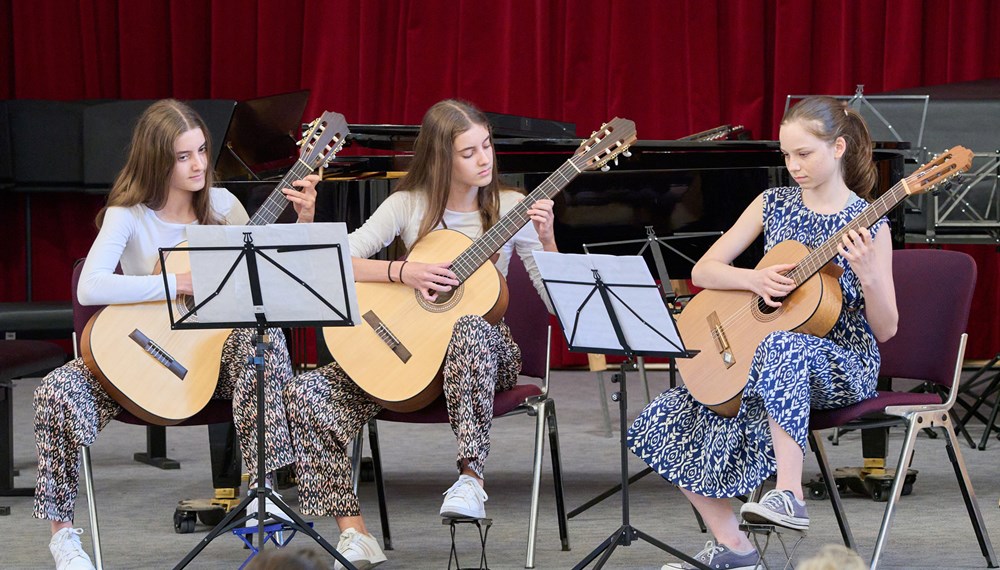 Die Musikschule lädt zum großen Abschlusskonzert mit mehreren Ensembles – hier das Gitarrenensemble – am Dienstag, 1. Juli. Der Eintritt ist frei.
