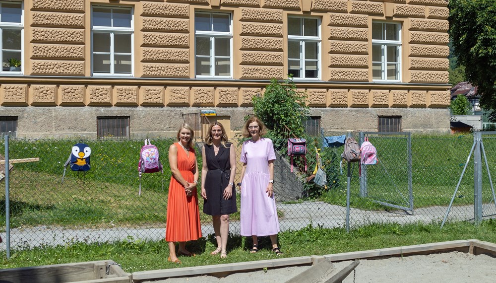 (v.n.l.n.r.) Vizebürgermeisterin Elisabeth Mayr, Referatsleiterin Barbara Schett und Amtsvorständin Martina Zabernig freuen sich am Gelände des Kindergartens Daniel Sailer über das erweiterte Angebot im eigenständigen Betrieb.