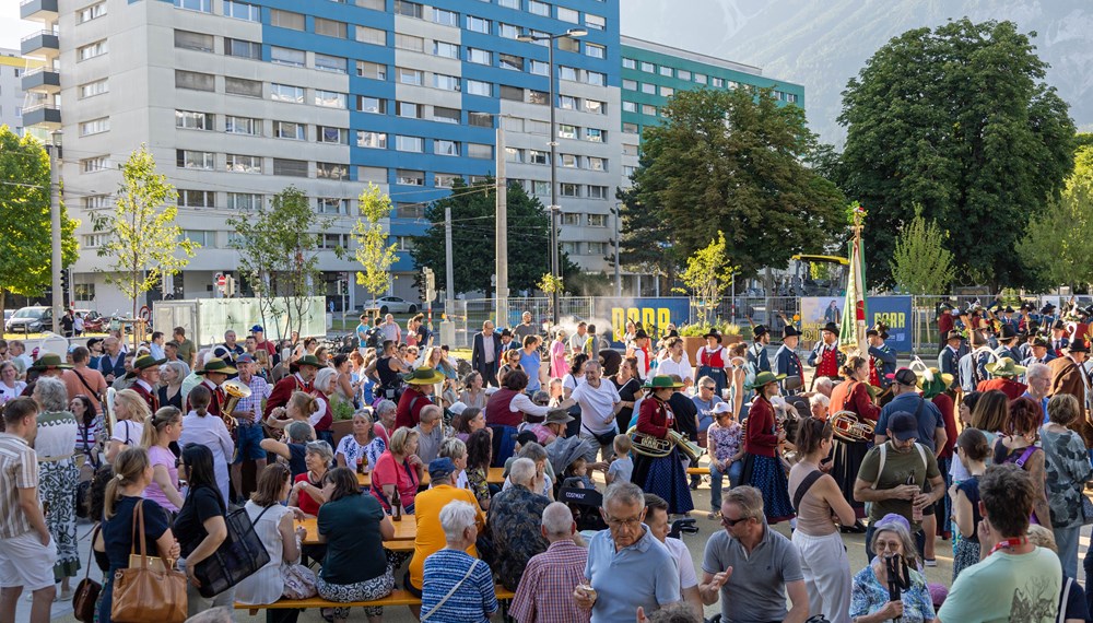 Zahlreiche BesucherInnen wohnten der feierlichen Eröffnung des neuen Platzes bei.