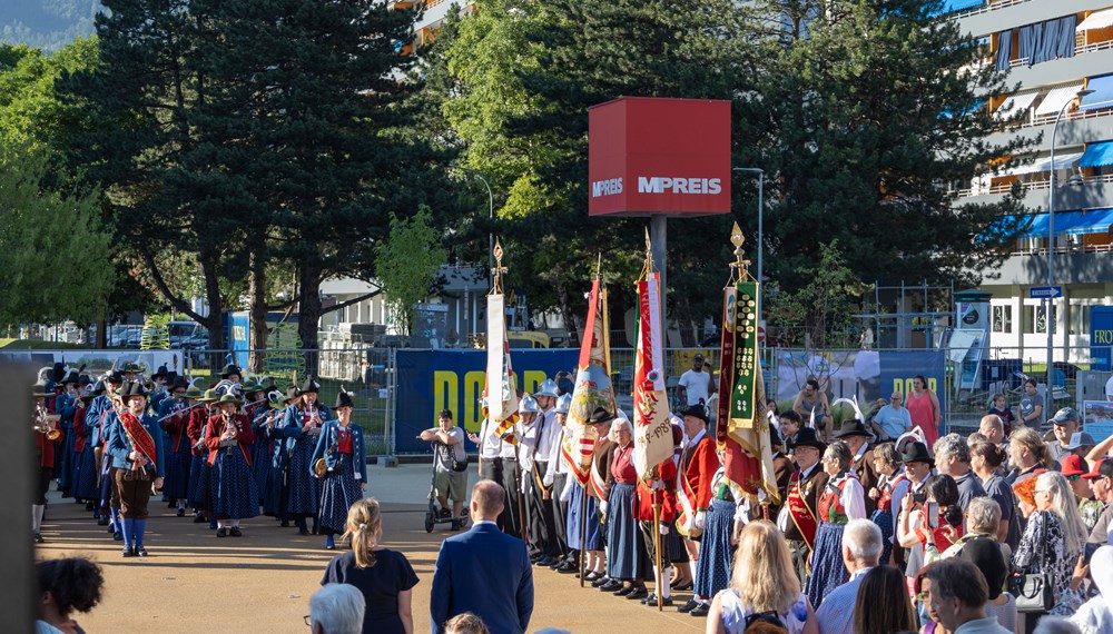 Die Traditionsvereine des Olympischen Dorfs und weiterer Stadtteile durften bei der Eröffnung nicht fehlen.