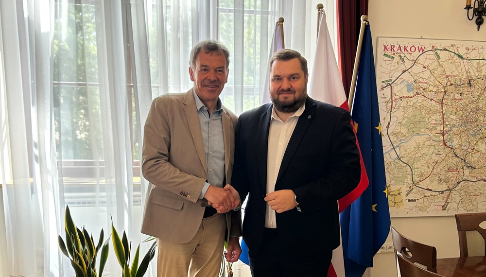 Auf Einladung der Partnerstadt Krakau nahm Vizebürgermeister Georg Willi am Cities Forum 2025 teil. Begleitet von seiner Büroleiterin Jasmin Kompatscher nutzte er die Gelegenheit, um sich mit dem Krakauer Vizebürgermeister Łukasz Sęk über zentrale Zukunftsthemen wie Nachhaltigkeit, Energietransformation und Digitalisierung auszutauschen.
Der internationale Kongress bot zahlreiche spannende Einblicke – insbesondere in den Bereichen nachhaltige Stadtentwicklung und leistbares Wohnen. Beispiele aus anderen europäischen Städten lieferten darüber hinaus wertvolle Impulse für zukünftige Projekte in Innsbruck. Der intensive Austausch mit den Partnerstädten zeigt: Die Herausforderungen der Städte von morgen lassen sich am besten gemeinsam gestalten.