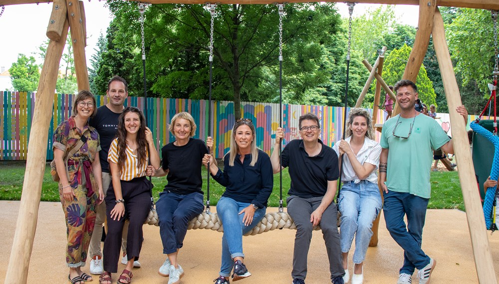 (v.l.n.r.:) Gelungener Projektabschluss. Lisa Stöllnberger (Grünanlagen – Planung und Bau), Thomas Lexer (Hochtief GmbH), Sarah Rasi (BürgerInnenbeteiligung und partizipative Stadtgestaltung), Maria Habernig-Fecht (Stadtteiltreff Wilten), Mariella Lutz, Markus Pinter (Grünanlagen – Planung und Bau), Andrea Kreisl, Lukas Weiss (BürgerInnenbeteiligung und partizipative Stadtgestaltung) zeigen sich erfreut über den neuen Beselepark.