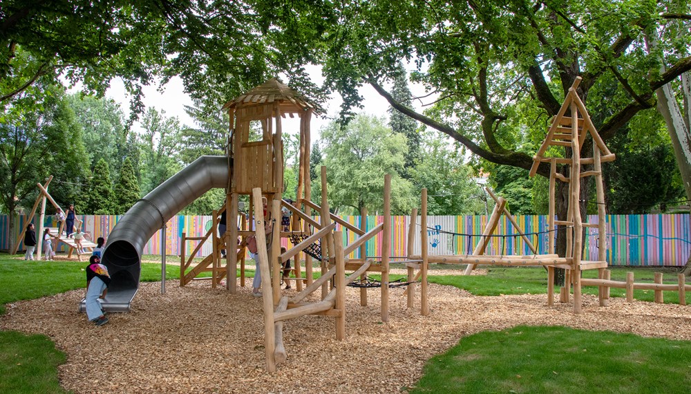 Der neue Kletterturm ist ein Highlight des neuen Beseleparks und wurde bei der Eröffnung schon rege benutzt.