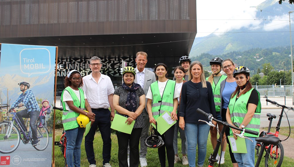 Stadträtin Mariella Lutz (4. v. r.), Andrä Stigger (Geschäftsführer Klimabündnis Tirol, 2. v. l.), Hansjörg Stern (Betriebsleitung Messe Innsbruck), Julia Schmid (Land Tirol, Abteilung Mobilitätsplanung, 2. v. r.) sowie die Teilnehmerinnen und Trainerinnen beim finalen Abschluss der mehrwöchigen Frauenradkurse. © Klimabündnis Tirol
