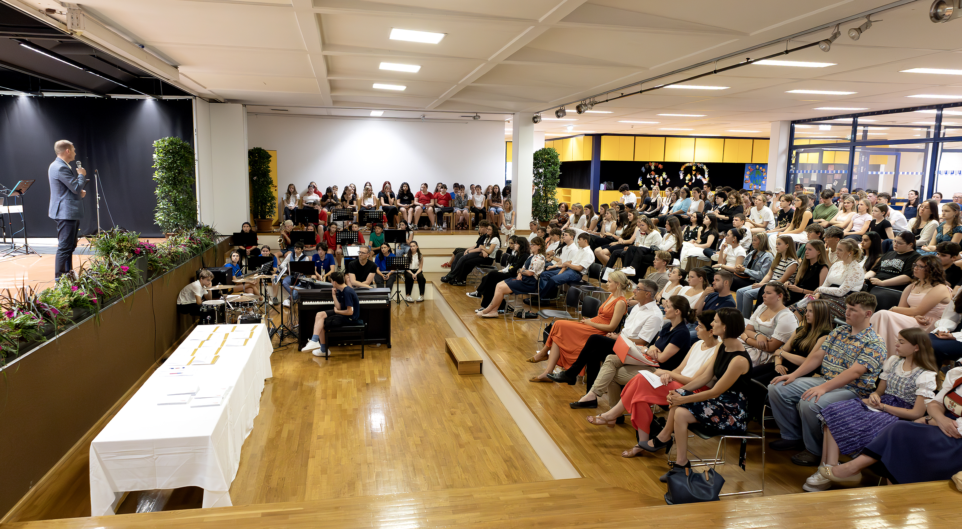 120 SchülerInnen der 8. und 9. Schulstufe wurden für ihre herausragenden Abschlussnoten geehrt.