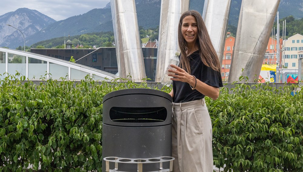 Stadträtin Janine Bex freut sich über den ersten Pfandring am Marktplatz – weitere Standorte sind in Planung.