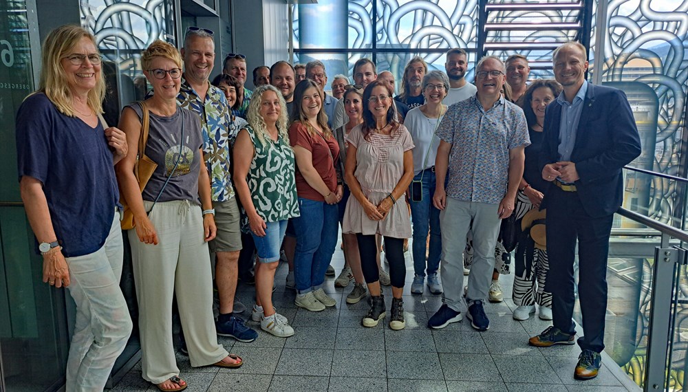 Der Gemeinderat von Hattenhofen, einer kleinen Gemeinde im Albvorland in Baden-Württemberg, war Ende Juni in Innsbruck zu Gast. Die Delegation, bestehend aus den Mitgliedern des Gemeinderates samt deren PartnerInnen sowie Bürgermeister Jochen Reutter wurde im Plenarsaal von Bürgermeister Johannes Anzengruber empfangen. Im Anschluss daran stellte Branddirektor Helmut Hager die Feuerwehr Innsbruck vor. Die Gemeinde ist seit 1993 Mitglied im weltweiten „Klima-Bündnis“ und wurde für mehrere Klimaschutzprojekte ausgezeichnet.