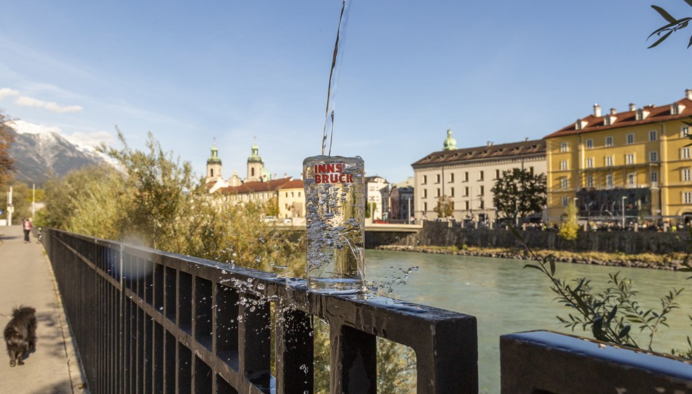 An heißen Tagen unverzichtbar – das Trinkwassermapping des Landes Tirol weist den Weg zu Innsbrucks öffentlichem Quellwasser: www.tirol.gv.at/hitze