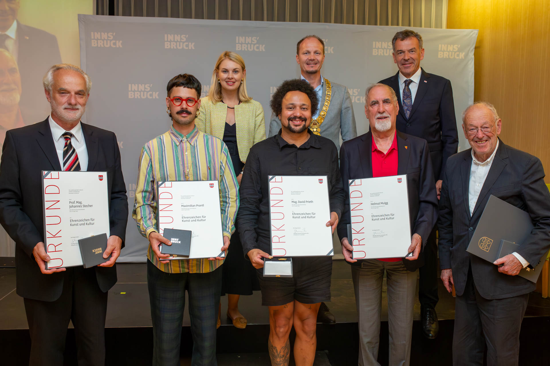 Kulturehrenzeichen (vorne v. l.): Johannes Stecher, Maximilian Prantl, David Prieth, Helmut Muigg, Hubert Held, (hinten v. l. ) Vizebürgermeisterin Elisabeth Mayr, Bürgermeister Johannes Anzengruber, Vizebürgermeister Georg Willi.