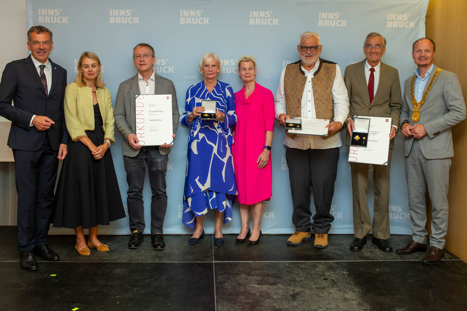 Verdienstkreuze (v. l.): Vizebürgermeister Georg Willi, Vizebürgermeisterin Elisabeth Mayr, Familie Leonhard Lang (Burrhus, Hilde, Flavia), Werner Pfeifer, Tilmann Märk, Bürgermeister Johannes Anzengruber.