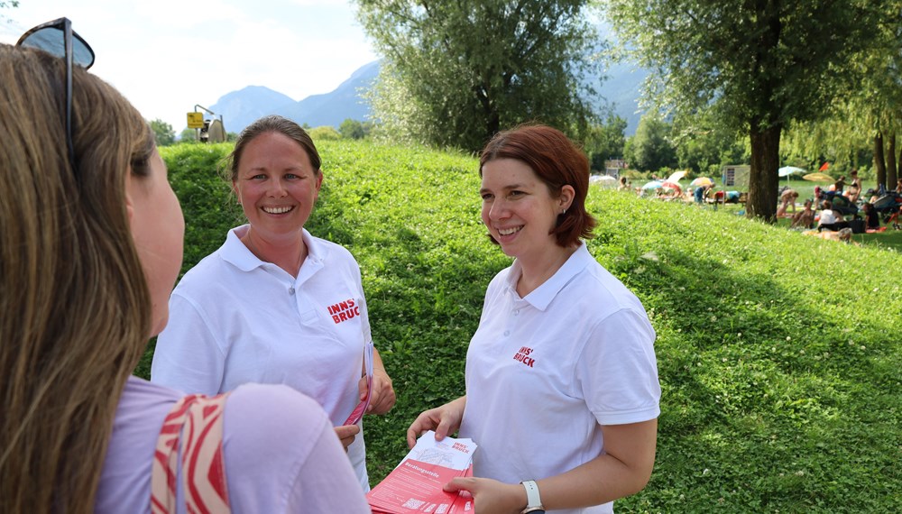 Das Team der Schwerpunktberatung steht im Juli auch wieder am Baggersee für alle Fragen rund um Förderungen oder die ID-Austria-Einrichtung zur Verfügung.