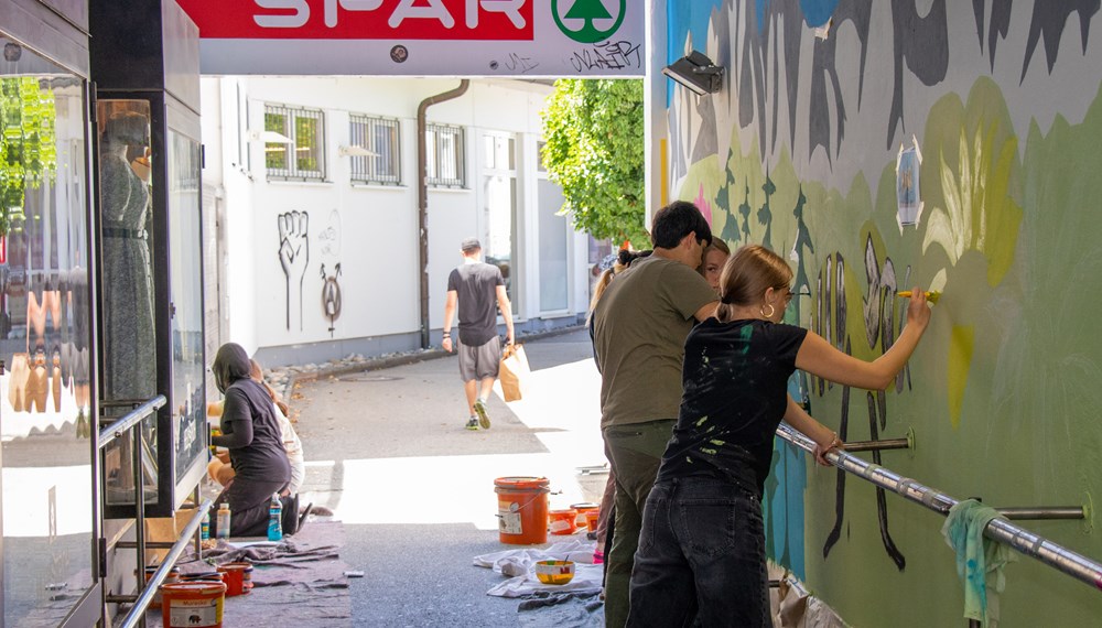 Die SchülerInnen hatten die Neugestaltung der vormals von Graffiti verunstalteten Wände angeregt – und sich dann unter Anleitung von Kunstlehrer Wolfgang Lamprecht selbst darum gekümmert.
