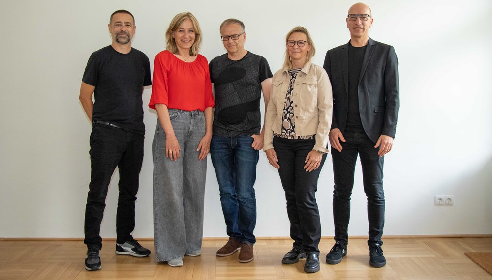 Die Mitglieder des Beirats für Erinnerungskultur: Designer Stefan Amann, Historikerin Ingrid Böhler, Historiker Niko Hofinger, Landeskonservatorin Gabriele Neumann und Amtsvorstand Wolfgang Andexlinger
