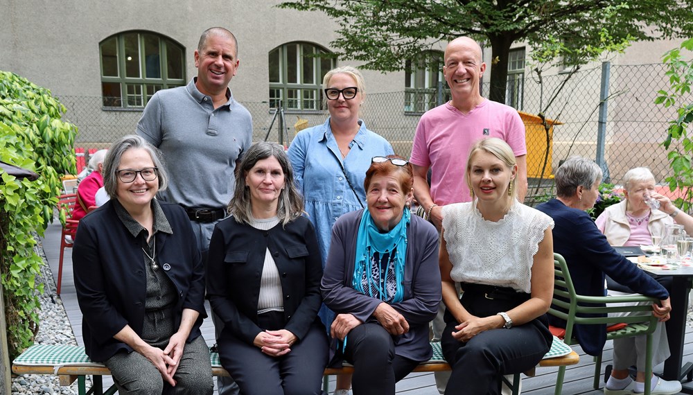 vorne, v.r.: Vizebürgermeisterin Elisabeth Mayr, Hannelore Gamper (Bewohnerin Wohnanlage Wilten), Inge Streng (Tigewosi), Petra Hrassnig (Wohnanlage O-Dorf) und Stefan Hetzenauer (Leitung ISD-SeniorInnenwohnungen, r.), Melanie Lochs (Wohnanlage 03), und Thomas Ruetz (Wohnanlage Wilten, l.) freuen sich über den gemütlichen Außenbereich.