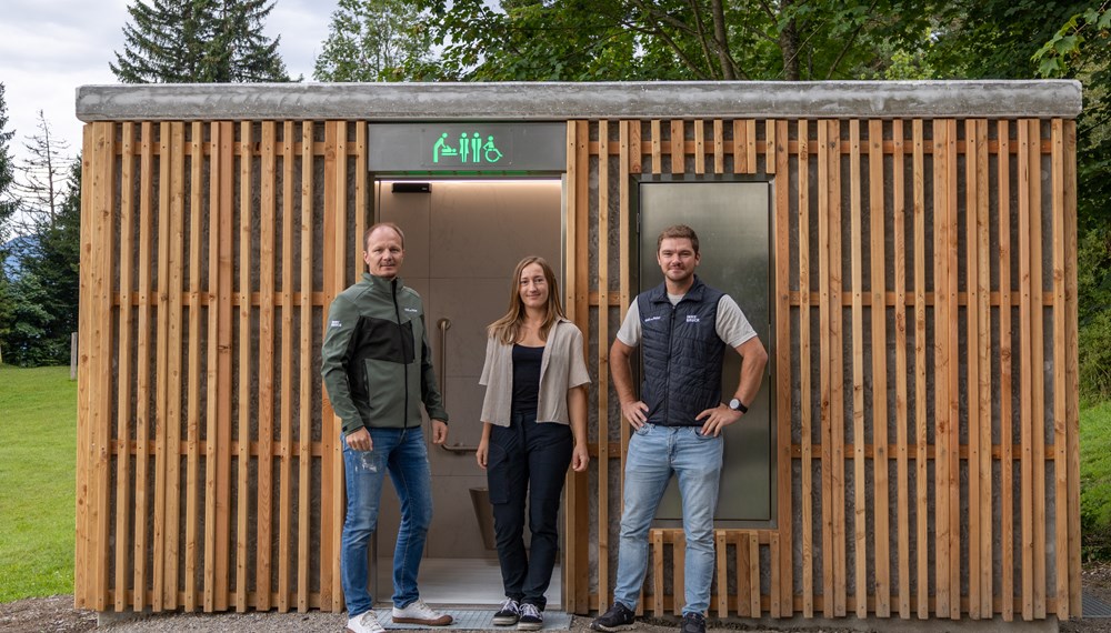Bürgermeister Johannes Anzengruber, Amtsleiter Matthias Stang (r., Wald und Natur) sowie Charlotte Eggert (Referat Natur und Erholung) freuen sich über die neue, selbstreinigende WC-Anlage am Gramartboden.