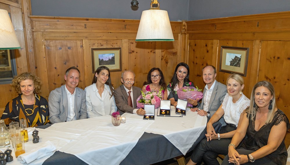 Die Tanzschule Polai wurde vor kurzem mit der Verdienstmedaille der Stadt Innsbruck ausgezeichnet. Da die Medaille an das Unternehmen überreicht wurde, konnten Ferry Polai, Waltraud Polai und Julia Polai sie von Bürgermeister Johannes Anzengruber entgegennehmen. Im Beisein der Stadtsenatsmitglieder Vizebürgermeisterin Elisabeth Mayr, Stadträtin Janine Bex, Stadtrat Markus Lassenberger und Stadträtin Mariella Lutz sowie Innsbrucks Magistratsdirektorin Gabriele Herlitschka wurde die Würdigung im Rahmen eines gemeinsamen Abendessens übergeben.