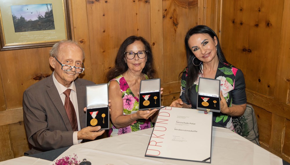 Die Tanzschule Polai wurde vor kurzem mit der Verdienstmedaille der Stadt Innsbruck ausgezeichnet. Da die Medaille an das Unternehmen überreicht wurde, konnten Ferry Polai, Waltraud Polai und Julia Polai sie von Bürgermeister Johannes Anzengruber entgegennehmen. Im Beisein der Stadtsenatsmitglieder Vizebürgermeisterin Elisabeth Mayr, Stadträtin Janine Bex, Stadtrat Markus Lassenberger und Stadträtin Mariella Lutz sowie Innsbrucks Magistratsdirektorin Gabriele Herlitschka wurde die Würdigung im Rahmen eines gemeinsamen Abendessens übergeben.