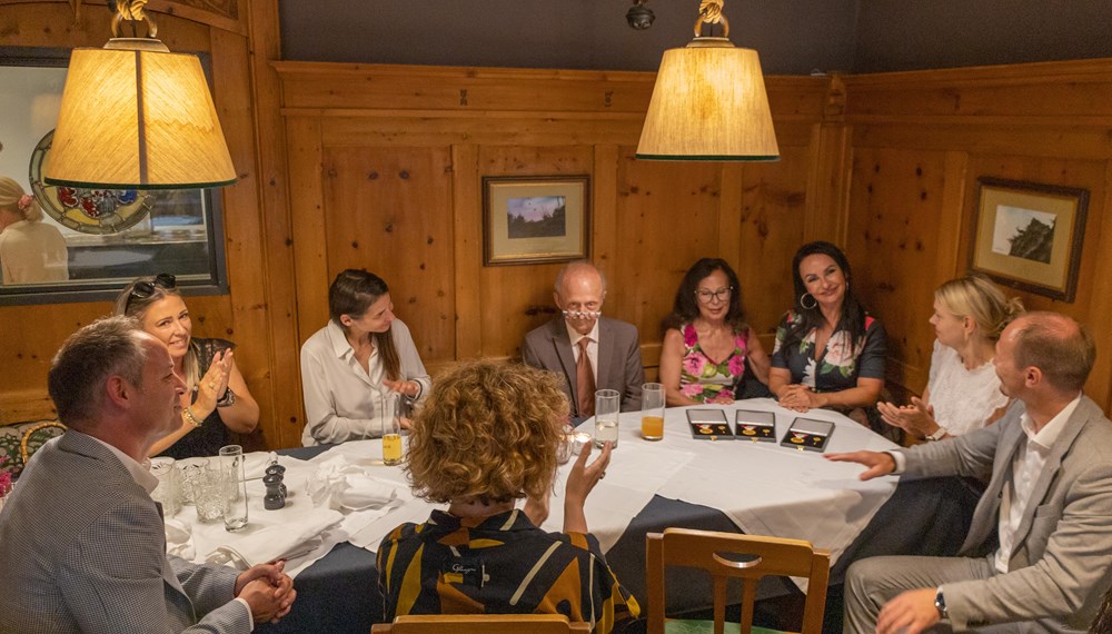 Die Tanzschule Polai wurde vor kurzem mit der Verdienstmedaille der Stadt Innsbruck ausgezeichnet. Da die Medaille an das Unternehmen überreicht wurde, konnten Ferry Polai, Waltraud Polai und Julia Polai sie von Bürgermeister Johannes Anzengruber entgegennehmen. Im Beisein der Stadtsenatsmitglieder Vizebürgermeisterin Elisabeth Mayr, Stadträtin Janine Bex, Stadtrat Markus Lassenberger und Stadträtin Mariella Lutz sowie Innsbrucks Magistratsdirektorin Gabriele Herlitschka wurde die Würdigung im Rahmen eines gemeinsamen Abendessens übergeben.