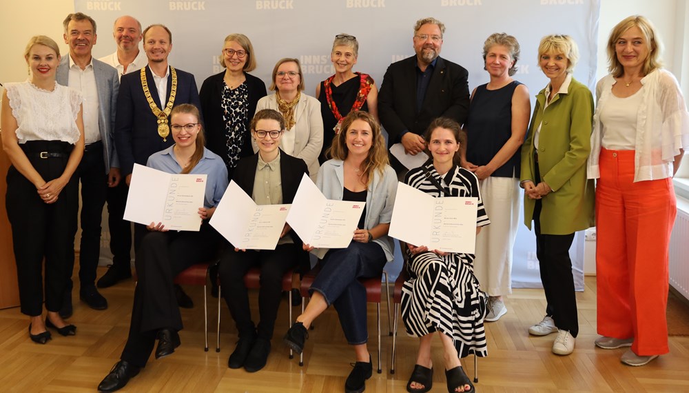 „Marianne-Barcal-Preis 2024“: Bürgermeister Johannes Anzengruber, Vizebürgermeister Georg Willi (2. v.l.), Vizebürgermeisterin Elisabeth Mayr (1. v.l.), Stadtarchivar Lukas Morscher (3. v.l.), die Laudatorinnen und Jurymitglieder mit den Preisträgerinnen (vorne v.l.) Verena Hechenblaikner, Anna Tappeiner, Sandra Altenberger und Miriam Heiss.