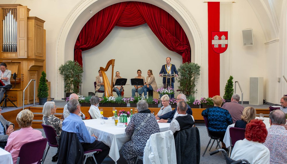 Am 16. Juli versammelten sich 16 Diamantene und 21 Goldene Jubelpaare zu ihren 60- bzw. 50-jährigen Hochzeitsjubiläen im Ursulinensaal. Bürgermeister Johannes Anzengruber hieß die Paare willkommen. Feierlich musikalisch umrahmt wurde das fröhliche Beisammensein unter anderem von der Musikschule Innsbruck, der sommerliche Blumenschmuck stammt aus der Stadtgärtnerei.