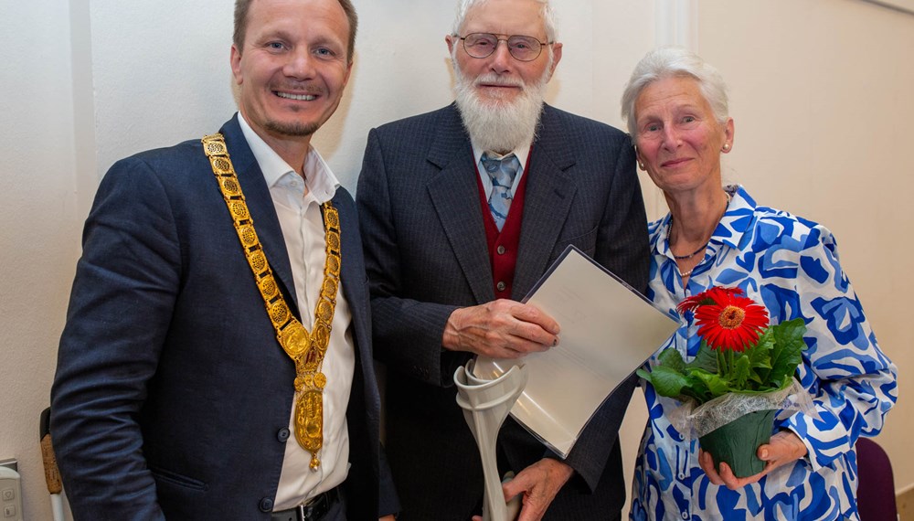 Am 16. Juli versammelten sich 16 Diamantene und 21 Goldene Jubelpaare zu ihren 60- bzw. 50-jährigen Hochzeitsjubiläen im Ursulinensaal. Bürgermeister Johannes Anzengruber hieß die Paare willkommen. Feierlich musikalisch umrahmt wurde das fröhliche Beisammensein unter anderem von der Musikschule Innsbruck, der sommerliche Blumenschmuck stammt aus der Stadtgärtnerei.