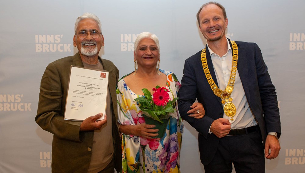 Am 16. Juli versammelten sich 16 Diamantene und 21 Goldene Jubelpaare zu ihren 60- bzw. 50-jährigen Hochzeitsjubiläen im Ursulinensaal. Bürgermeister Johannes Anzengruber hieß die Paare willkommen. Feierlich musikalisch umrahmt wurde das fröhliche Beisammensein unter anderem von der Musikschule Innsbruck, der sommerliche Blumenschmuck stammt aus der Stadtgärtnerei.