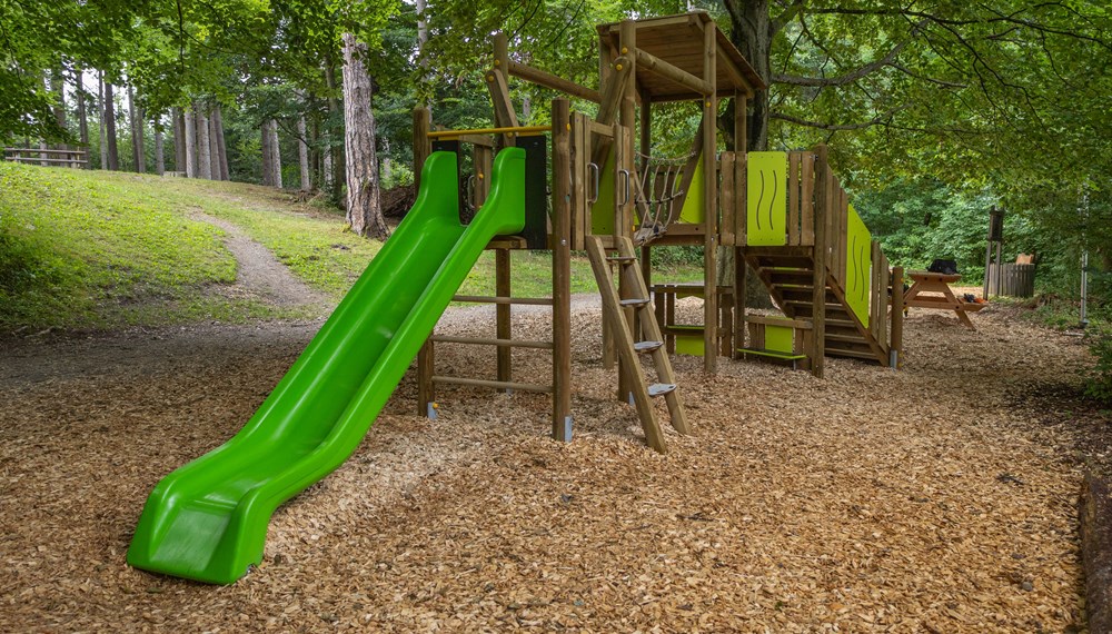 Die Kinder freuen sich über den neuen Kletterturm mit Rutsche. Auch neue Sitzbänke bieten Platz zum Ausruhen.