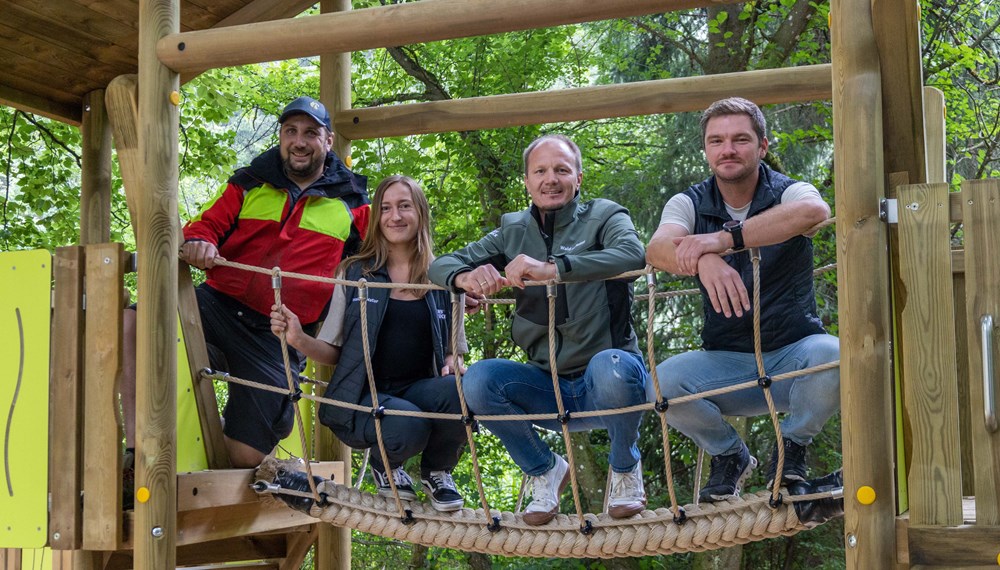 Bürgermeister Johannes Anzengruber, Amtsleiter Matthias Stang (r., Wald und Natur), Charlotte Eggert (Referat Natur und Erholung) sowie David Lukasser (l.) vom städtischen Forstbetrieb begutachten den neu gestalteten Spielbereich mit Kletterturm am Waldspielplatz Tantegert.
