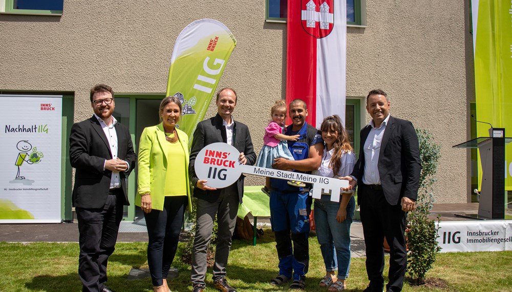 Sichtliche Freude bei der Schlüsselübergabe: (v.l.n.r.:) Gemeinderat Benjamin Plach, Stadträtin Mariella Lutz, Bürgermeister Johannes Anzengruber und IIG-Geschäftsführer Franz Danler überreichen der Familie Bergmann symbolisch den Schlüssel zu ihrem neuen Zuhause.