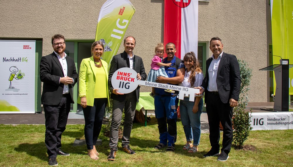 Bürgermeister Johannes Anzengruber (3.v.l.) und IIG-Geschäftsführer Franz Danler (r.) mit Stadträtin Mariella Lutz (2.v.l.), Gemeinderat Benjamin Plach und einer Mieterfamilie bei der kürzlich erfolgten Schlüsselübergabe zur neuen IIG-Wohnanlage Wiesengasse 19b.