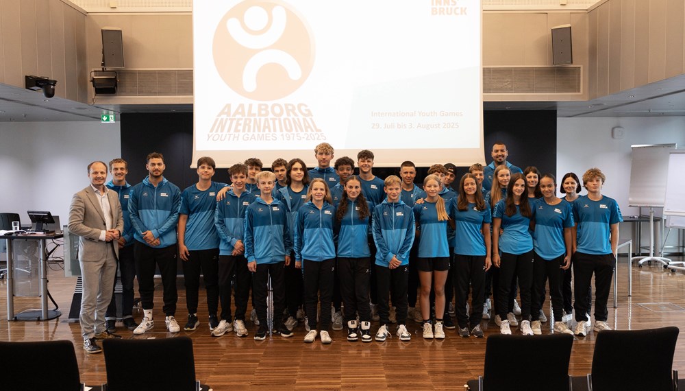 Bürgermeister Johannes Anzengruber (l.) und Tassilo Berghamer (Sportamt, 2.v.l.) verabschiedeten die Innsbrucker SportlerInnen vor ihrer erfolgreichen Teilnahme an den International Youth Games in Aalborg.