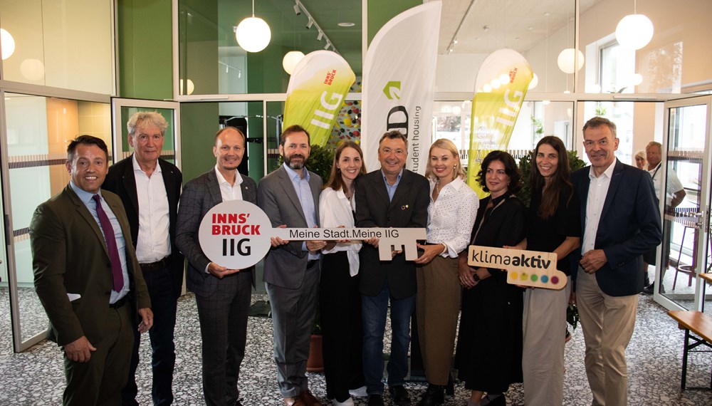 IIG-Geschäftsführer Franz Danler, Architekt Gerhard Manzl, Bürgermeister Johannes Anzengruber, Geschäftsführer Jakob Calice (OeAD), Prokuristin Jacqueline Dogan (OeAD student housing), Geschäftsführer Günther Jedliczka (OeAD student housing), Stadträtin Elisabeth Mayr, Architektin Betina Hanel, Stadträtin Janine Bex und Vizebürgermeister Georg Willi freuen sich über die Eröffnung des neuen OeAD Gästhauses mit den Prädikaten „Passivhaus Plus“ & „Klimaaktiv Gold“.