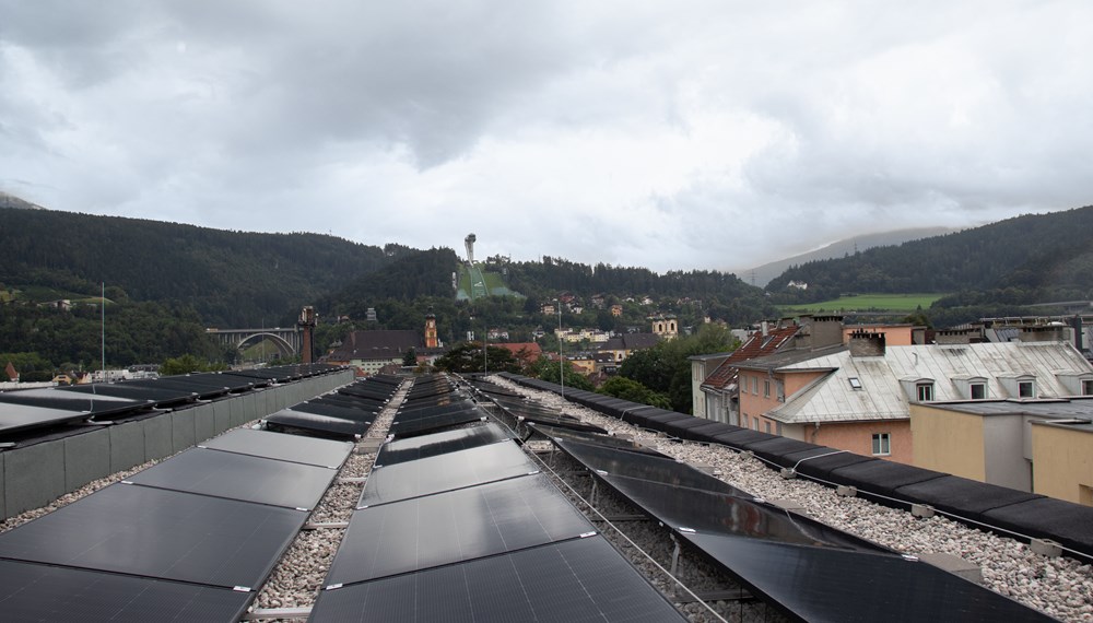 Die vollflächige PV-Anlage auf dem Dach trägt zur erhöhten nachhaltigen Energieeffizienz des Gebäudes bei.