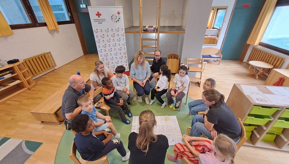 „Deutsch im Sommer“ hat auch heuer Innsbrucks zukünftige SchulanfängerInnen beim Übergang vom Kindergarten in die Schule unterstützt. 48 Kinder aus 16 Nationen mit besonderem Förderbedarf in der deutschen Sprache stärkten in dem zweiwöchigen Programm ihre Sprachkenntnisse, Lernstrategien und sozialen Fähigkeiten. Unter Anleitung erfahrener PädagogInnen fand das Projekt bereits zum sechsten Mal statt. Organisiert wurde es vom Tiroler Jugendrotkreuz, finanziert von Land Tirol und Stadt Innsbruck.
