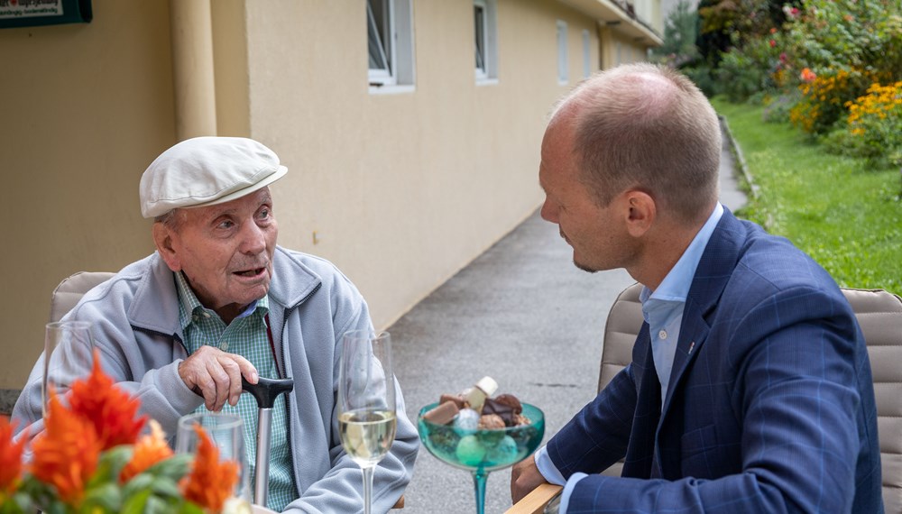 Einer der ältesten Innsbrucker, Andreas Hosp, im Austausch mit Bürgermeister Johannes Anzengruber.