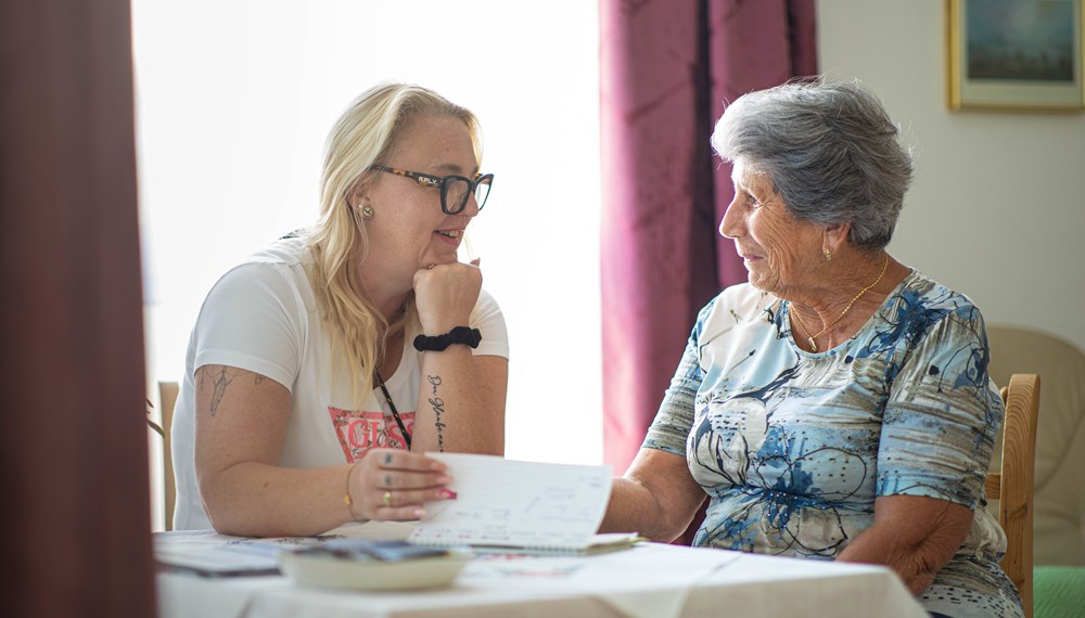 Selbständig leben und bei Bedarf auf Unterstützung zurückgreifen, ist in den ISD-SeniorInnenwohnungen wie hier in der Wohnanlage O3 in der Reichenau möglich. Alle Wohnbereiche wurden barrierefrei gestaltet.
