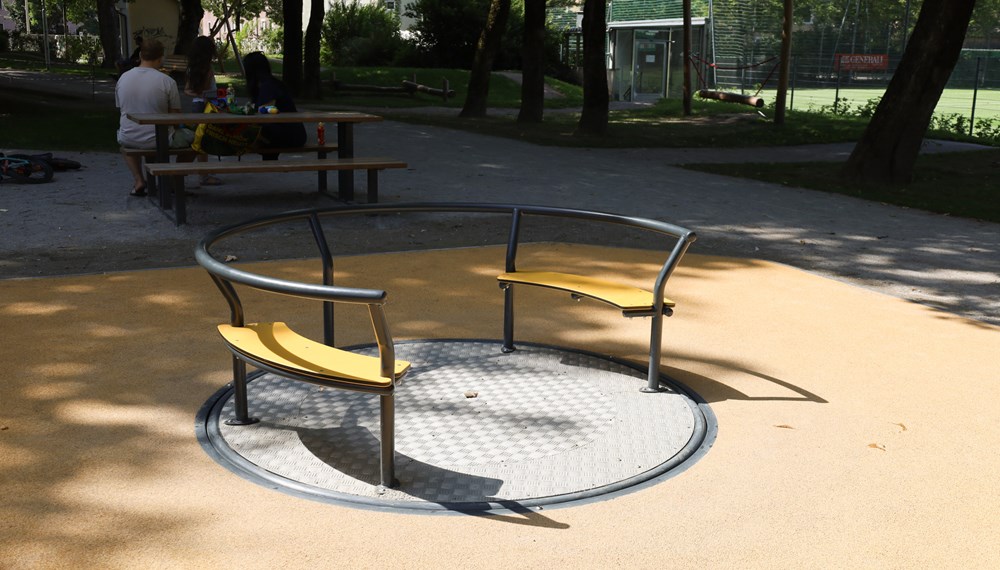 Barrierefrei spielen: Im neugestalteten Beselepark in Wilten wird Wert auf Inklusion gelegt – etwa mit einem ebenerdigen Karussell, das auch von RollstuhlfahrerInnen benutzt werden kann.